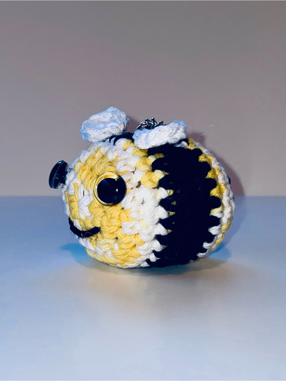 Handmade Crochet mini Bee keychain - Yellow, White & Black - long smile embroidy - Picture 5 of 15
